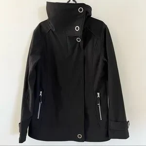 Betty rides women's 2025 snowboarding jackets